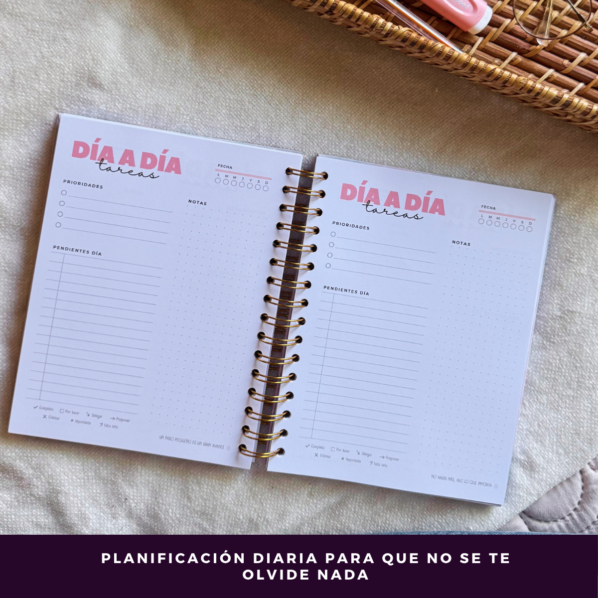 Agenda 2026 con fecha rosa - Tareas diarias 12 meses